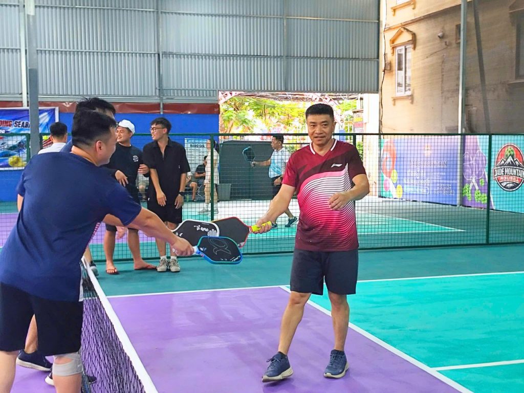 Khoảnh khắc chạm vợt giao lưu thể hiện tinh thần thể thao