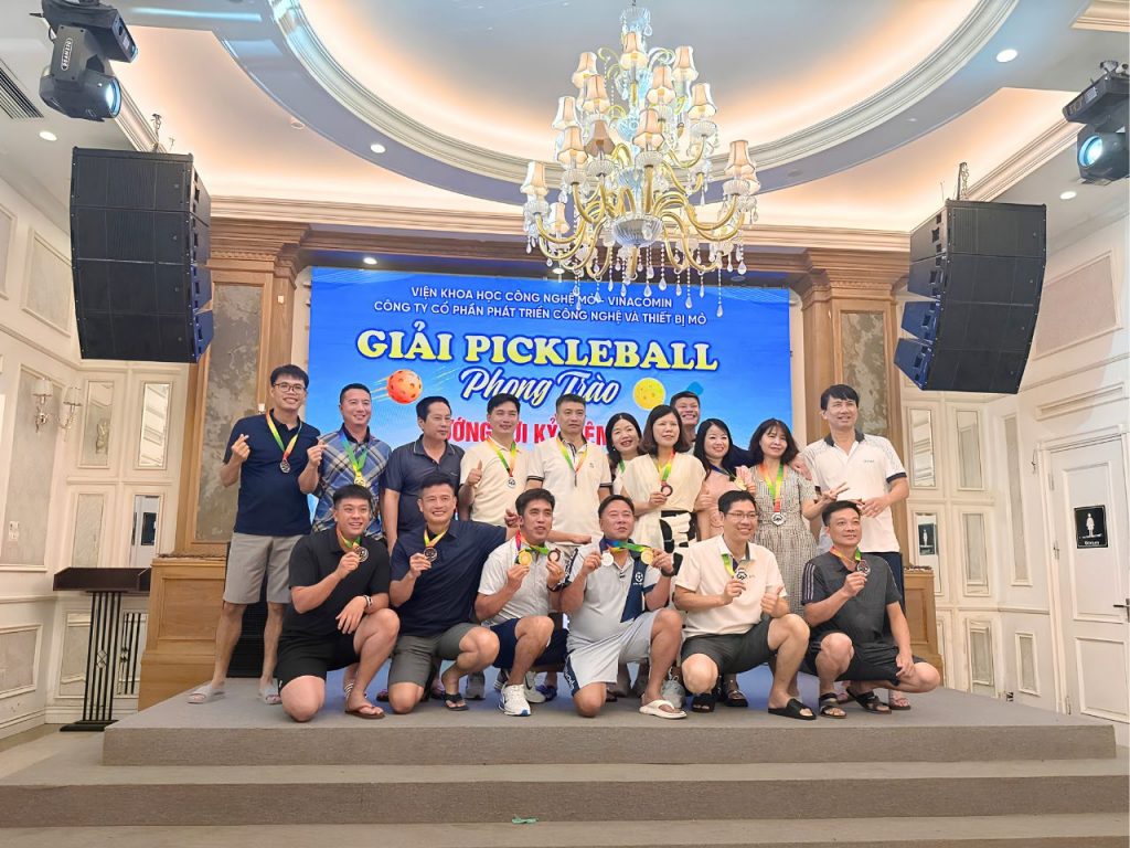 Ban Tổ chức vinh danh và trao huy chương cho các cá nhân, tập thể đạt thành tích xuất sắc tại đêm Gala Dinner.