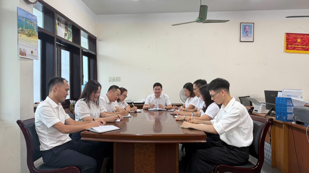 Cán bộ Phòng Kế hoạch Tổng hợp thảo luận phương án nghiệp vụ và hồ sơ quản lý