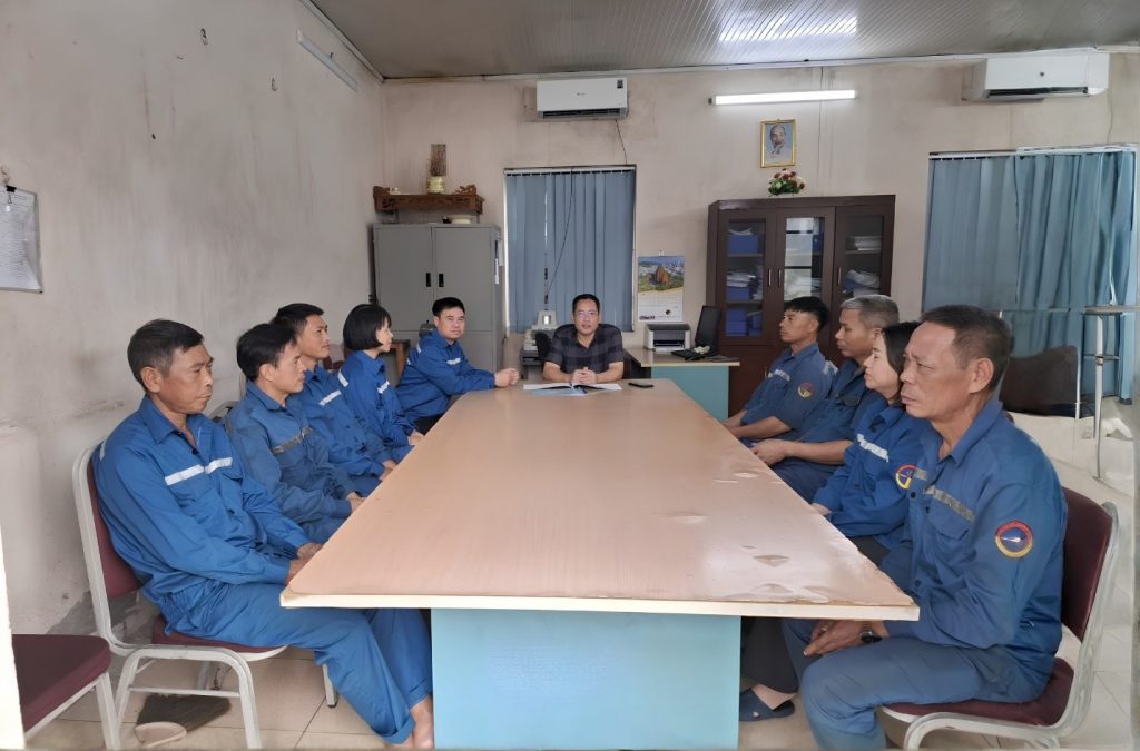 Tập thể cán bộ công nhân viên Xưởng sản xuất Manhêtít